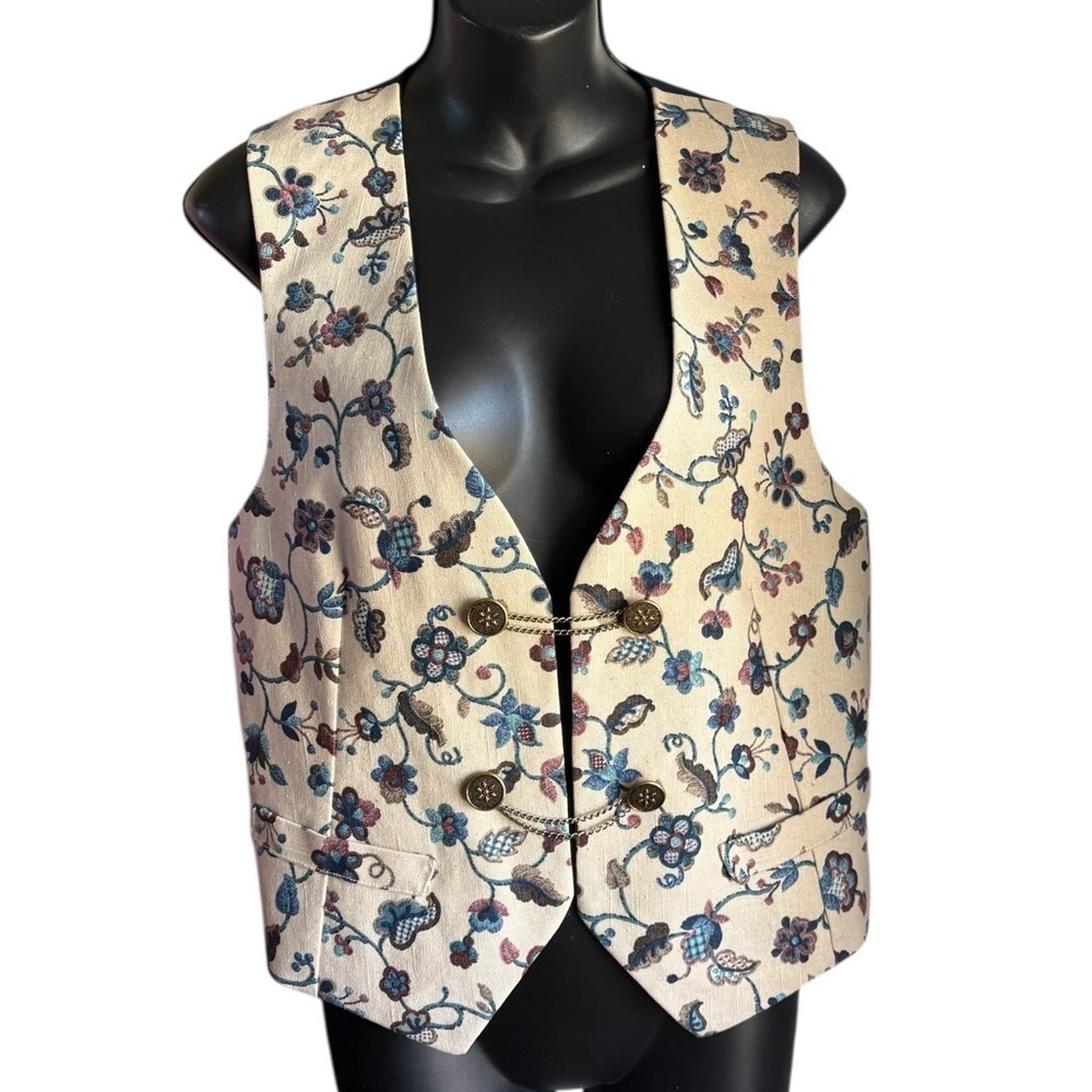 Unbranded women’s floral tailored vintage tapestry with ornate brass buttons